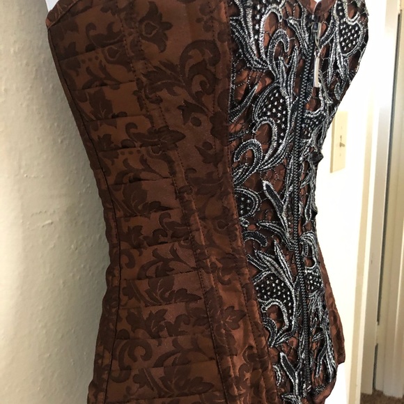 NWTO Women’s detailed satin zip front corset. - Picture 3 of 7